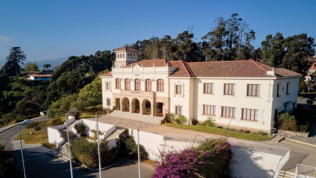 Vista aérea de un edificio patrimonial de la Universidad de La Serena